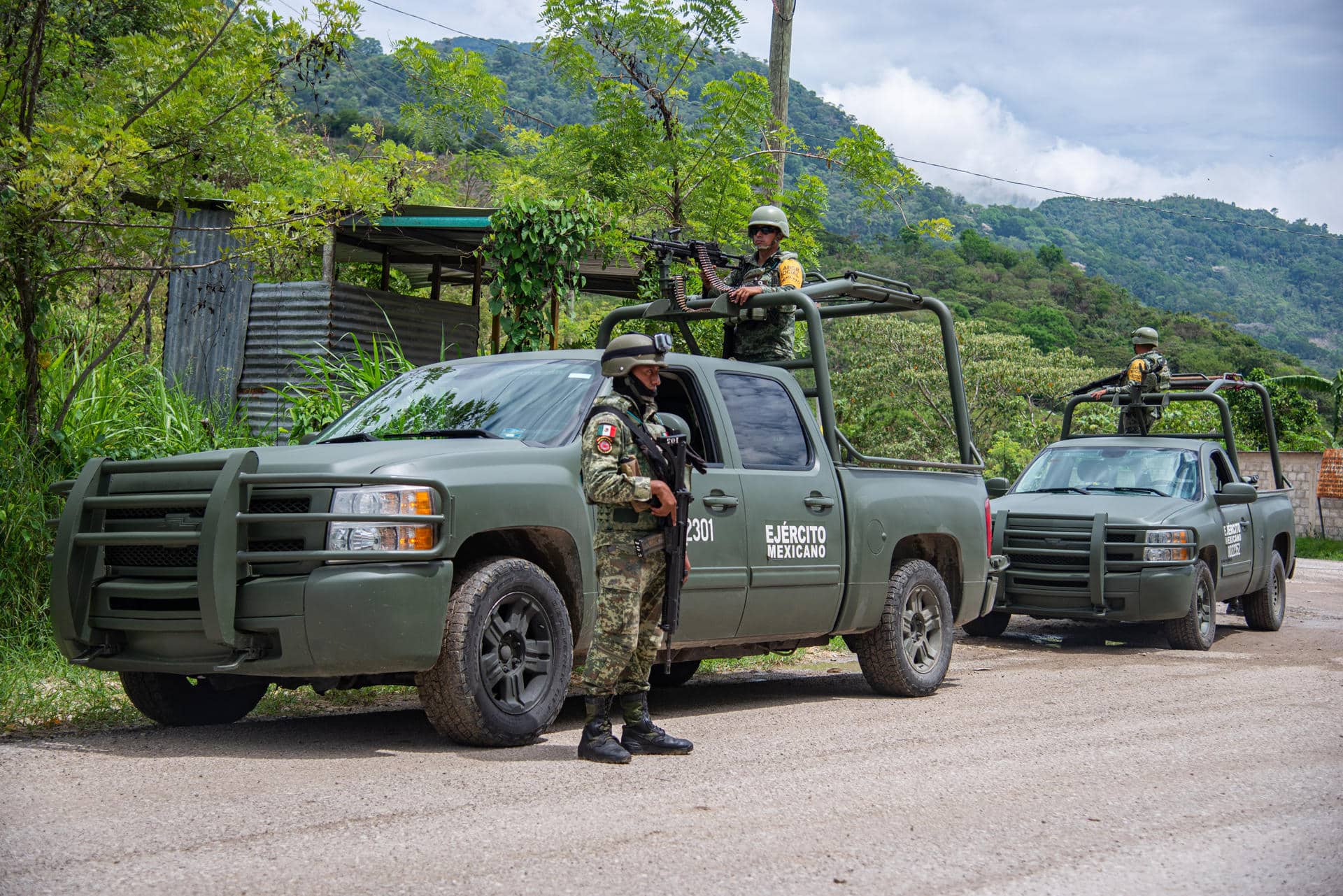 Fotografía de archivo fechada el 14 de junio de 2024, de integrantes del Ejercito Mexicano en un reten de vigilancia, en la comunidad de Tila, municipio de Yajalón, estado de Chiapas (México). EFE/ Carlos López