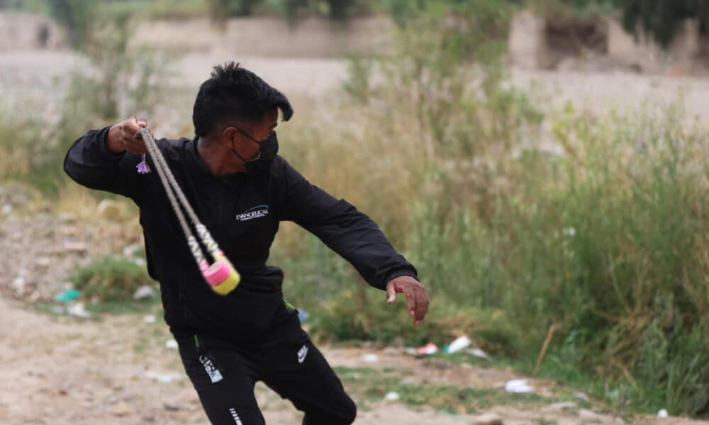 Un hombre lanza una piedra utilizando una onda o 'Waraka' durante un entrenamiento, este jueves en Parotani (Bolivia). EFE/ Luis Gandarillas