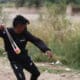 Un hombre lanza una piedra utilizando una onda o 'Waraka' durante un entrenamiento, este jueves en Parotani (Bolivia). EFE/ Luis Gandarillas