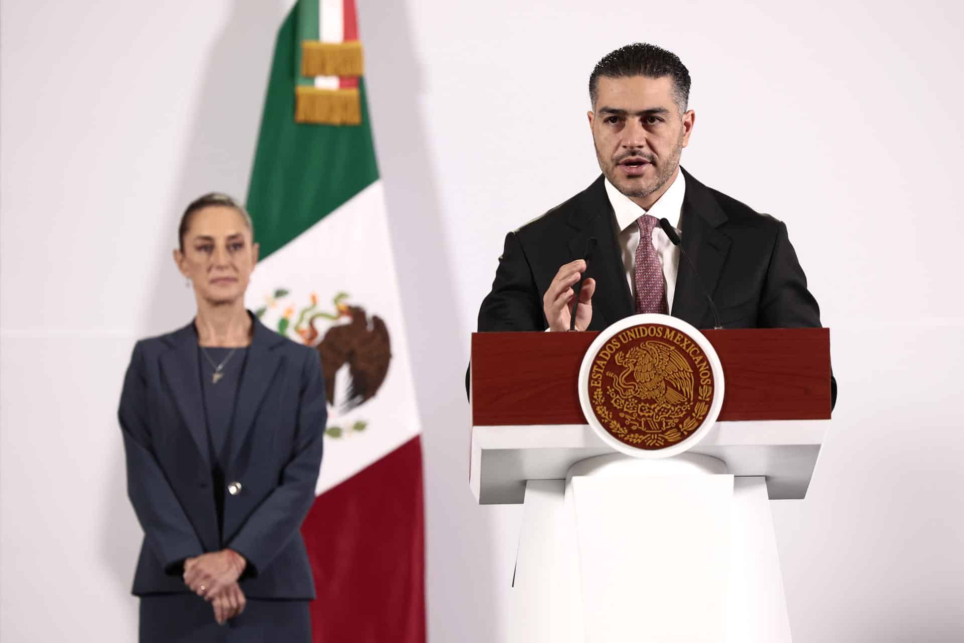 El secretario de Seguridad y Protección Ciudadana, Omar García Harfuch, participa este martes, durante una rueda de prensa de la presidenta de México, Claudia Sheinbaum, en Palacio Nacional en la Ciudad de México (México). EFE/José Méndez