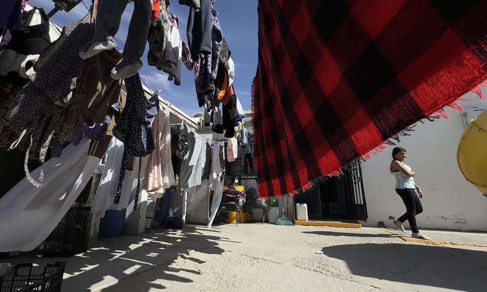 Una migrante permanece en el albergue 'Vida' este sábado, en Ciudad Juárez (México). EFE/Luis Torres