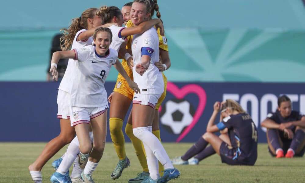 Estados Unidos celebra el tercer lugar del Mundial Femenino sub-17 al golear 3-0 a Inglaterra en el estadio Olímpico Félix Sánchez en Santo Domingo. EFE/ Orlando Barría