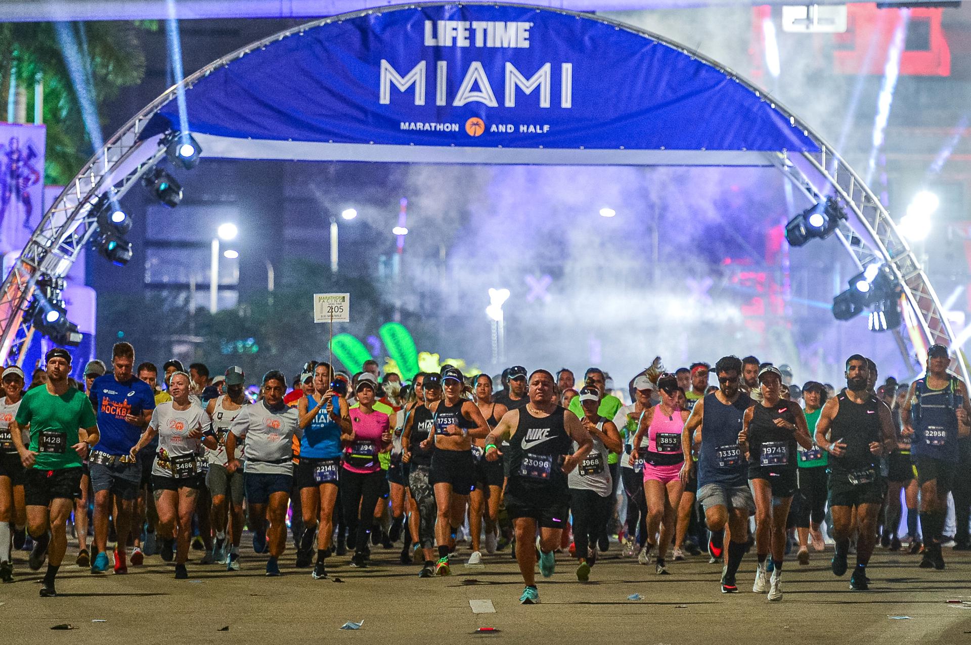 Fotografía de archivo del 6 de febrero de 2022 de corredores durante la salida del Maratón y Medio Maratón Life Time de Miami, Florida (EE.UU.). EFE/ Giorgio Viera