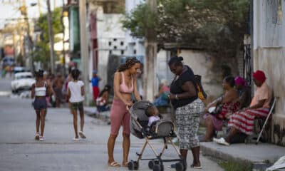 Dos mujeres caminan por una calle en el municipio Cerro, en La Habana (Cuba). Imagen de archivo. EFE/ Yander Zamora