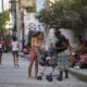 Dos mujeres caminan por una calle en el municipio Cerro, en La Habana (Cuba). Imagen de archivo. EFE/ Yander Zamora