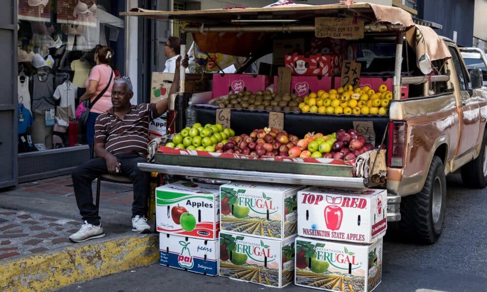 Fotografía del 30 de octubre del 2024 que muestra un vendedor informal de frutas en Caracas (Venezuela).EFE/ Miguel Gutierrez