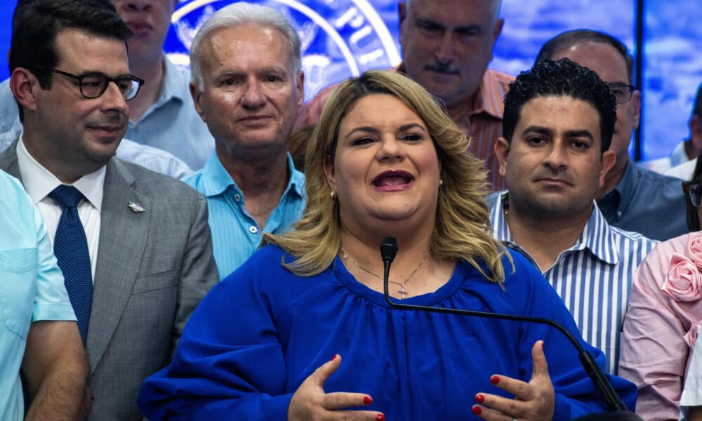 Jenniffer González (c), del Partido Nuevo Progresista, ofrece declaraciones en compañía de su esposo José Jovín Vargas (d) en San Juan (Puerto Rico). EFE/ Enid M. Salgado Mercado