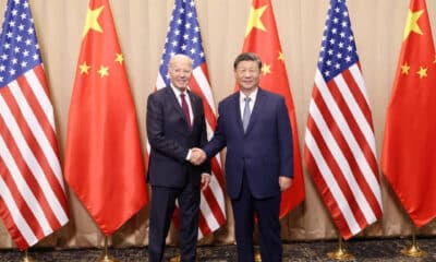 Fotografía tomada de la cuenta de X de la embajada de China en EE.UU. (@ChineseEmbinUS), del presidente de Estados Unidos Joe Biden (i) junto a su homologo de China, Xi Jinping, posando durante una reunión bilateral. EFE/ @chineseembinus