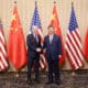 Fotografía tomada de la cuenta de X de la embajada de China en EE.UU. (@ChineseEmbinUS), del presidente de Estados Unidos Joe Biden (i) junto a su homologo de China, Xi Jinping, posando durante una reunión bilateral. EFE/ @chineseembinus