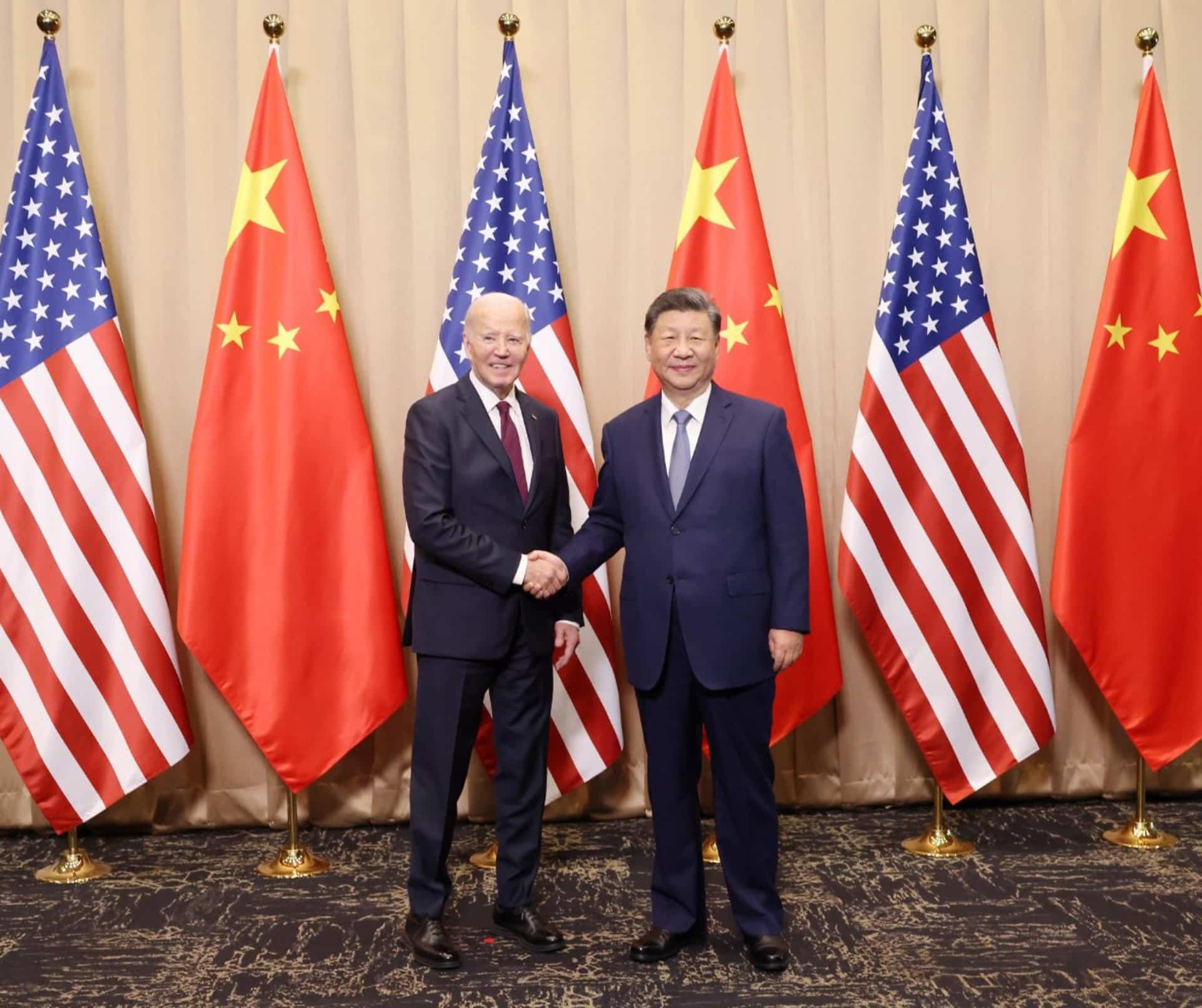 Fotografía tomada de la cuenta de X de la embajada de China en EE.UU. (@ChineseEmbinUS), del presidente de Estados Unidos Joe Biden (i) junto a su homologo de China, Xi Jinping, posando durante una reunión bilateral. EFE/ @chineseembinus