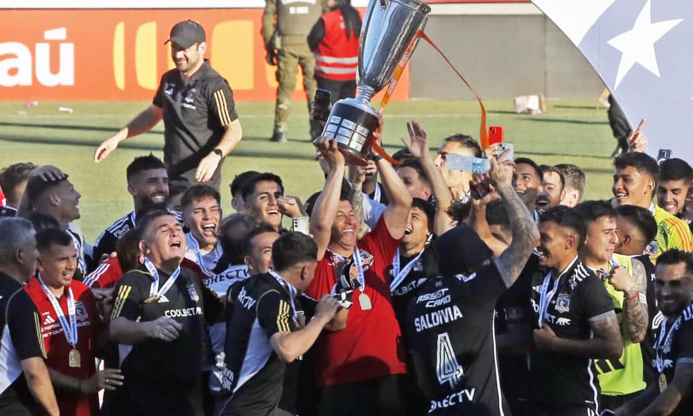 El entrenador argentino Jorge Almirón (c) levanta la copa que da a Colo Colo este domingo el título 34 en la liga chilena. EFE/ Luis Hidalgo