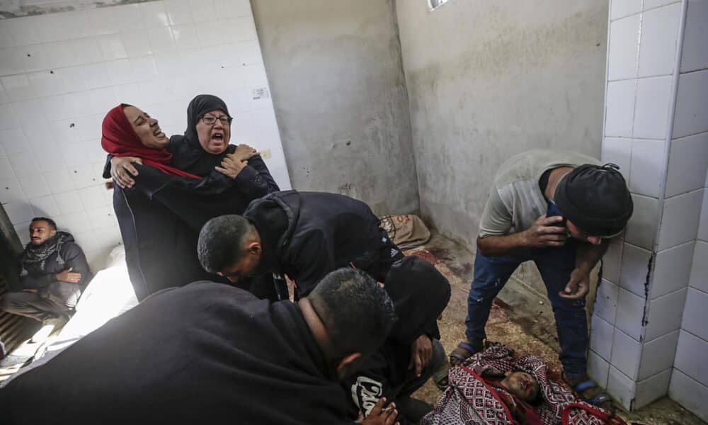 Palestinos lloran ante los cuerpos de sus familiares, muertos en un ataque aéreo israelí contra el campo de refugiados de Al Bureije, en la morgue del hospital de los Mártires de Al-Aqsa en Deir Al Balah, en el centro de la Franja de Gaza, el 17 de noviembre de 2024. EFE/EPA/MOHAMMED SABER