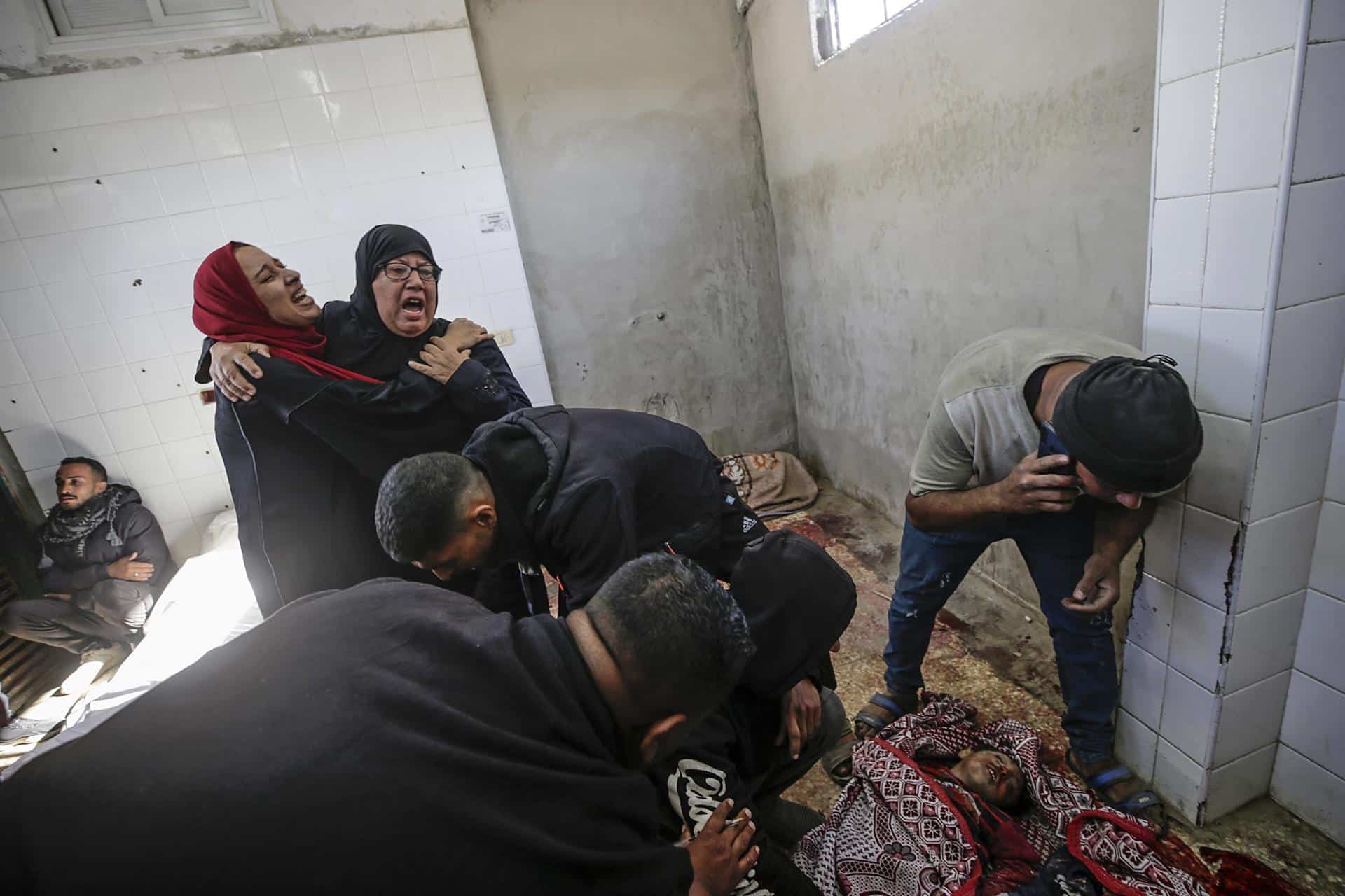 Palestinos lloran ante los cuerpos de sus familiares, muertos en un ataque aéreo israelí contra el campo de refugiados de Al Bureije, en la morgue del hospital de los Mártires de Al-Aqsa en Deir Al Balah, en el centro de la Franja de Gaza, el 17 de noviembre de 2024. EFE/EPA/MOHAMMED SABER