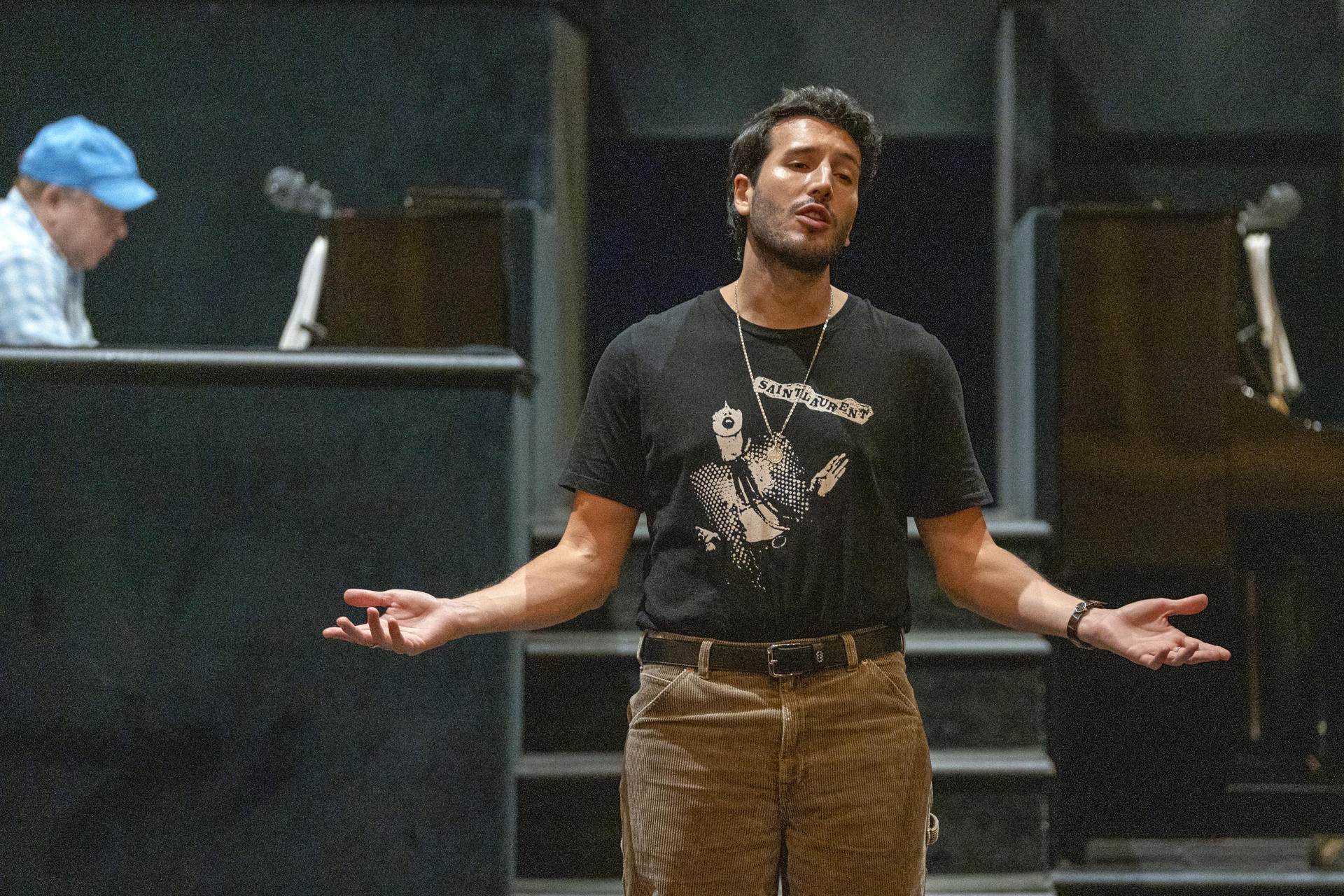 El cantante colombiano Sebastián Yatra participa durante un ensayo del musical 'Chicago', este viernes, en el Ambassador Theatre en Nueva York (Estados Unidos). EFE/Ángel Colmenares