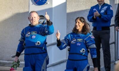 Fotografía de archivo de Butch Wilmore (izq.) y Suni Williams, ambos de la NASA, al salir del Edificio de Operaciones y Verificación Neil A. Armstrong hacia el Complejo de Lanzamiento Espacial-41 en Titusville, Florida, EE. UU., 06 de mayo de 2024. EFE/EPA/Cristobal Herrera-Ulashkevich