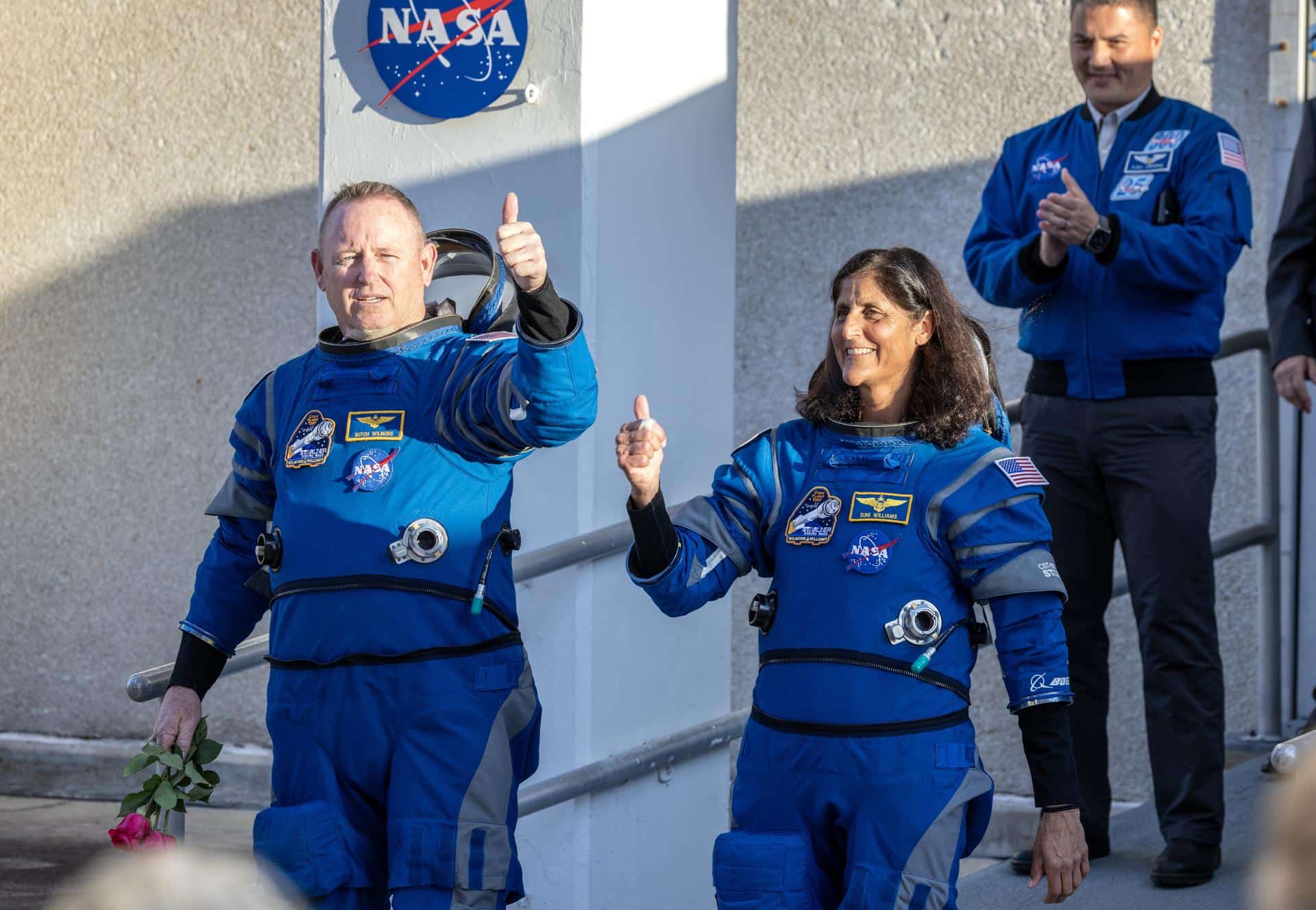 Fotografía de archivo de Butch Wilmore (izq.) y Suni Williams, ambos de la NASA, al salir del Edificio de Operaciones y Verificación Neil A. Armstrong hacia el Complejo de Lanzamiento Espacial-41 en Titusville, Florida, EE. UU., 06 de mayo de 2024. EFE/EPA/Cristobal Herrera-Ulashkevich