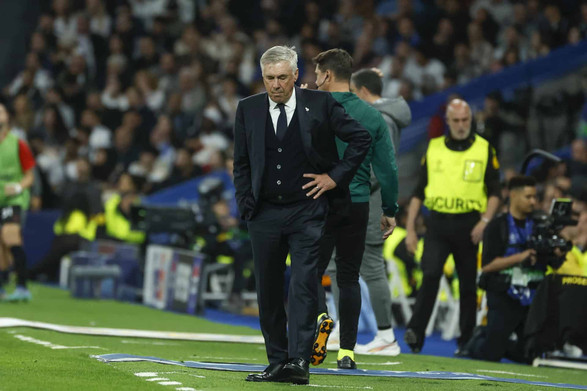 Carlo Ancelotti, entrenador del Real Madrid, durante el partido ante el Milan de la Liga de Campeones. EFE/ Juanjo Martin