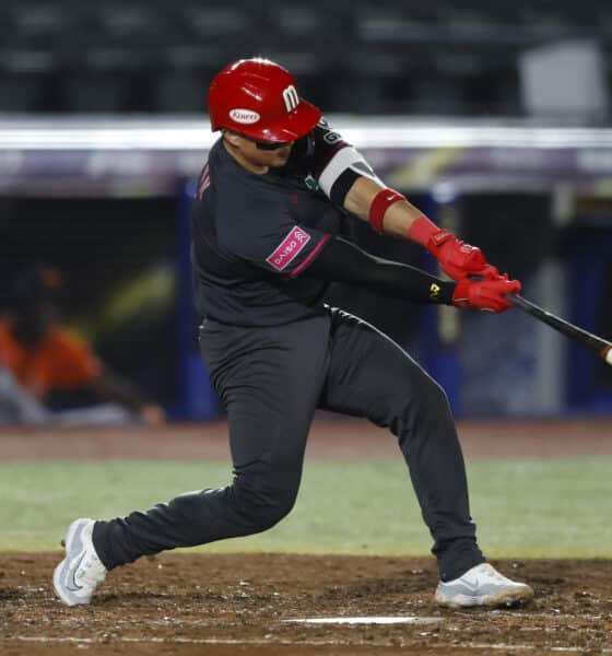 Alexis Wilson, de México, batea ante Países Bajos en un juego del Premier 12 de la Confederación Mundial de Béisbol y Sóftbol (WBSC) disputado, este miércoles, en el Estadio Panamericano de Béisbol, en Guadalajara, Jalisco (México). EFE/Francisco Guasco