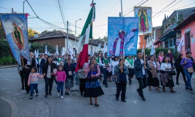 Manifestantes participan en una marcha en rechazo a la violencia este jueves, en San Cristóbal de las Casas en Chiapas (México). EFE/ Carlos López