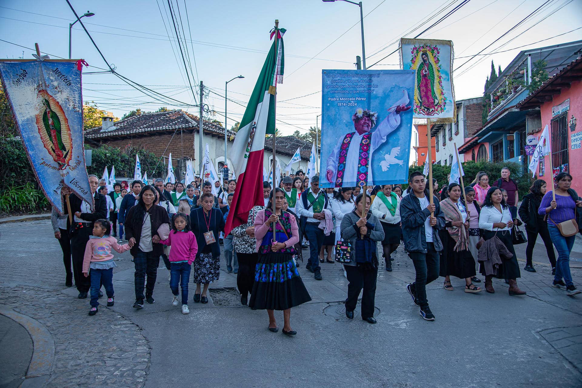 Manifestantes participan en una marcha en rechazo a la violencia este jueves, en San Cristóbal de las Casas en Chiapas (México). EFE/ Carlos López