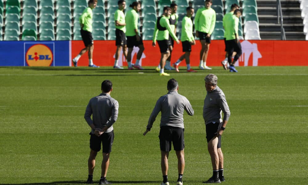 El entrenador del Real Betis, Manuel Pellegrini (d), observa durante la sesión de entrenamiento de su equipo este miércoles en el estadio Benito Villamarín, donde mañana juegan ante el NK Celje en el tercer partido de la liguilla de la Liga Conferencia. EFE/ Julio Muñoz