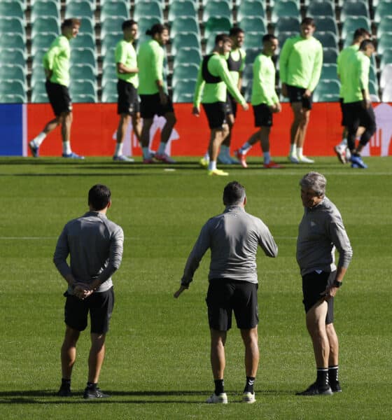 El entrenador del Real Betis, Manuel Pellegrini (d), observa durante la sesión de entrenamiento de su equipo este miércoles en el estadio Benito Villamarín, donde mañana juegan ante el NK Celje en el tercer partido de la liguilla de la Liga Conferencia. EFE/ Julio Muñoz