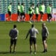 El entrenador del Real Betis, Manuel Pellegrini (d), observa durante la sesión de entrenamiento de su equipo este miércoles en el estadio Benito Villamarín, donde mañana juegan ante el NK Celje en el tercer partido de la liguilla de la Liga Conferencia. EFE/ Julio Muñoz