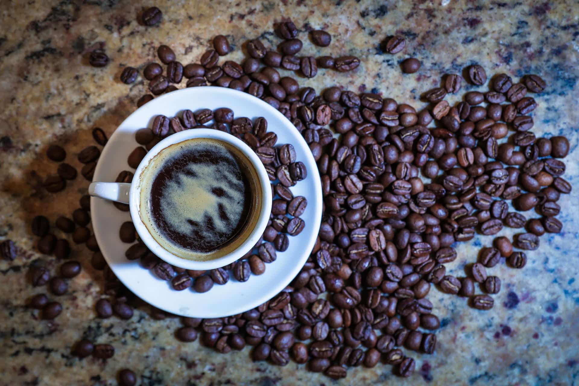 Fotografía de archivo de una taza y granos de café arábica, en una cafetería. EFE/ André Coelho