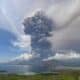 East Flores (Indonesia), 09/11/2024.- A handout photo made available by the National Board for Disaster Management (BNPB) shows the Lewotobi Laki-Laki volcano spewing volcanic materials during an eruption as seen from Titihena, East Flores, East Nusa Tenggara province, Indonesia, 09 November 2024. The volcano spewed volcanic thick smoke as high as 6000 meters up in the air during the eruption and remains at the highest alert level following the eruption on 04 November that killed nine people according to the Vulcanology and Geological Disaster Mitigation Center (PVMBG). EFE/EPA/BNPB / HANDOUT HANDOUT, EDITORIAL USE ONLY, NO SALESHANDOUT EDITORIAL USE ONLY/NO SALES