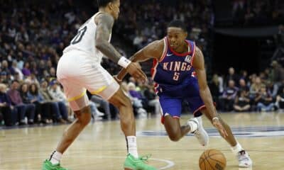 De'Aaron Fox (d), jugador de los Sacramento Kings, en una acción con John Collins (i) de los Utah Jazz durante el encuentro que midió a ambos conjuntos. EFE/EPA/JOHN G. MABANGLO SHUTTERSTOCK OUT