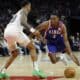 De'Aaron Fox (d), jugador de los Sacramento Kings, en una acción con John Collins (i) de los Utah Jazz durante el encuentro que midió a ambos conjuntos. EFE/EPA/JOHN G. MABANGLO SHUTTERSTOCK OUT