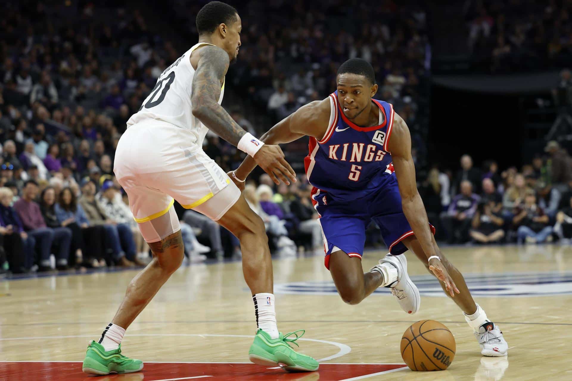 De'Aaron Fox (d), jugador de los Sacramento Kings, en una acción con John Collins (i) de los Utah Jazz durante el encuentro que midió a ambos conjuntos. EFE/EPA/JOHN G. MABANGLO SHUTTERSTOCK OUT