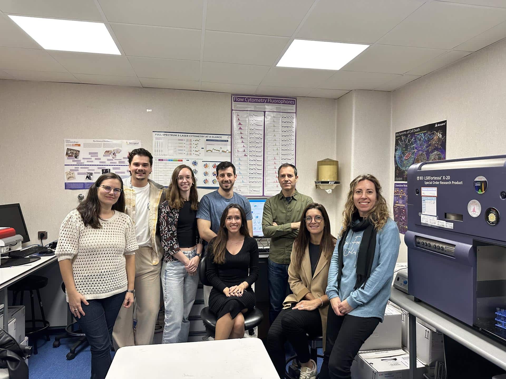 Violeta Lara y Verónica Briz (en el centro, sentada, y a la derecha de la imagen, respectivamente), junto a su grupo de investigación, en uno de los laboratorios del Centro Nacional de Microbiología del ISCIII. Imagen cedida por el Instituto de Salud Carlos III