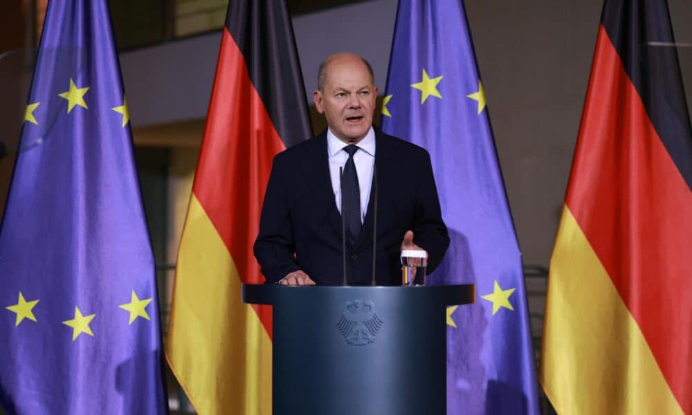 El canciller alemán Olaf Scholz se dirige a los medios de comunicación en la Cancillería de Berlín, Alemania. EFE/EPA/CLEMENS BILAN