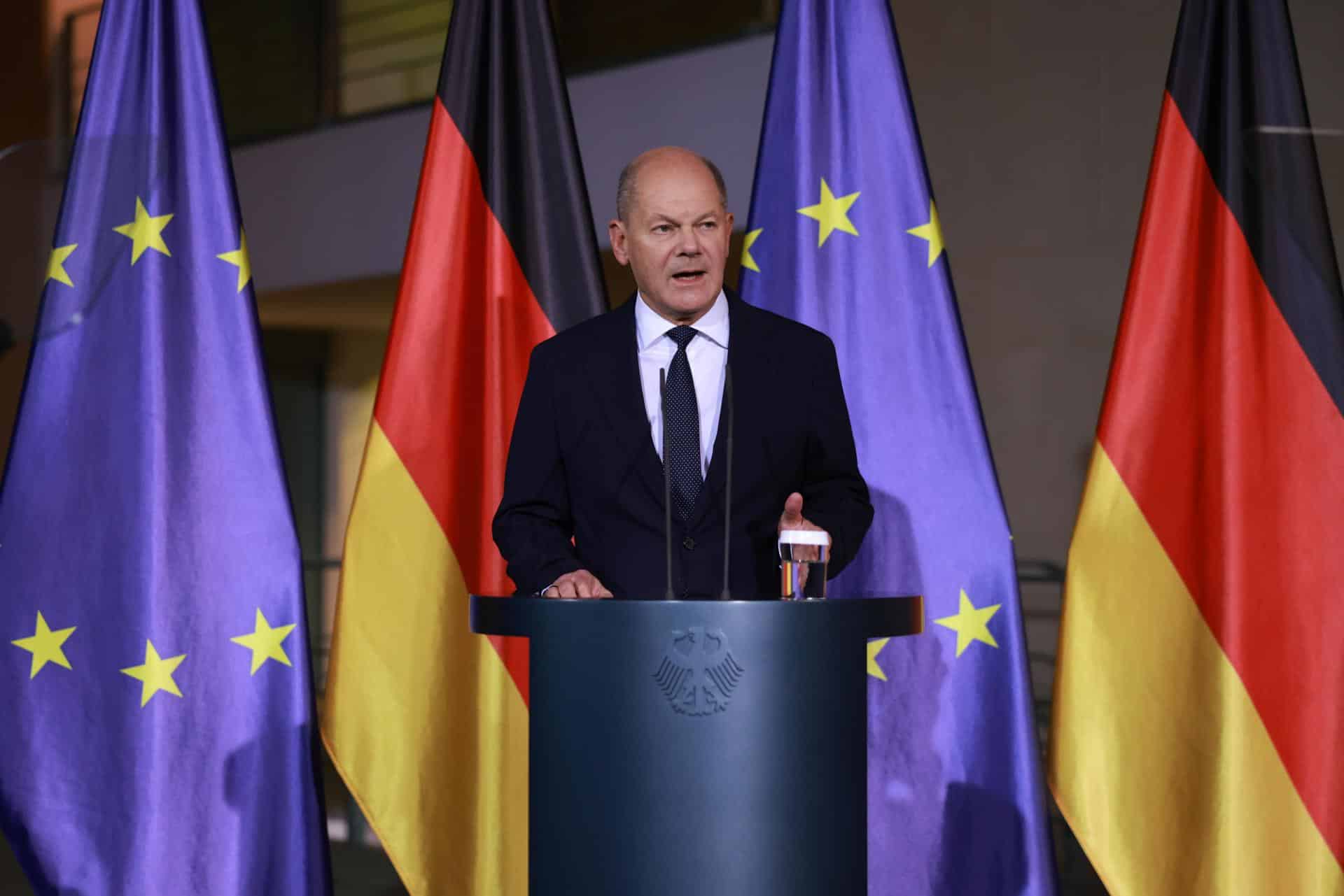 El canciller alemán Olaf Scholz se dirige a los medios de comunicación en la Cancillería de Berlín, Alemania. EFE/EPA/CLEMENS BILAN