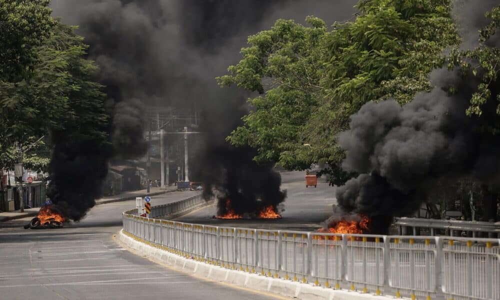 Una fotografía de archivo de unos neumáticos ardiendo en una protesta tras el golpe de Estado de 2021 en Birmania (Myanmar). EFE/EPA/STRINGER ATTENTION: This Image is part of a PHOTO SET[ATTENTION: This Image is part of a PHOTO SET]