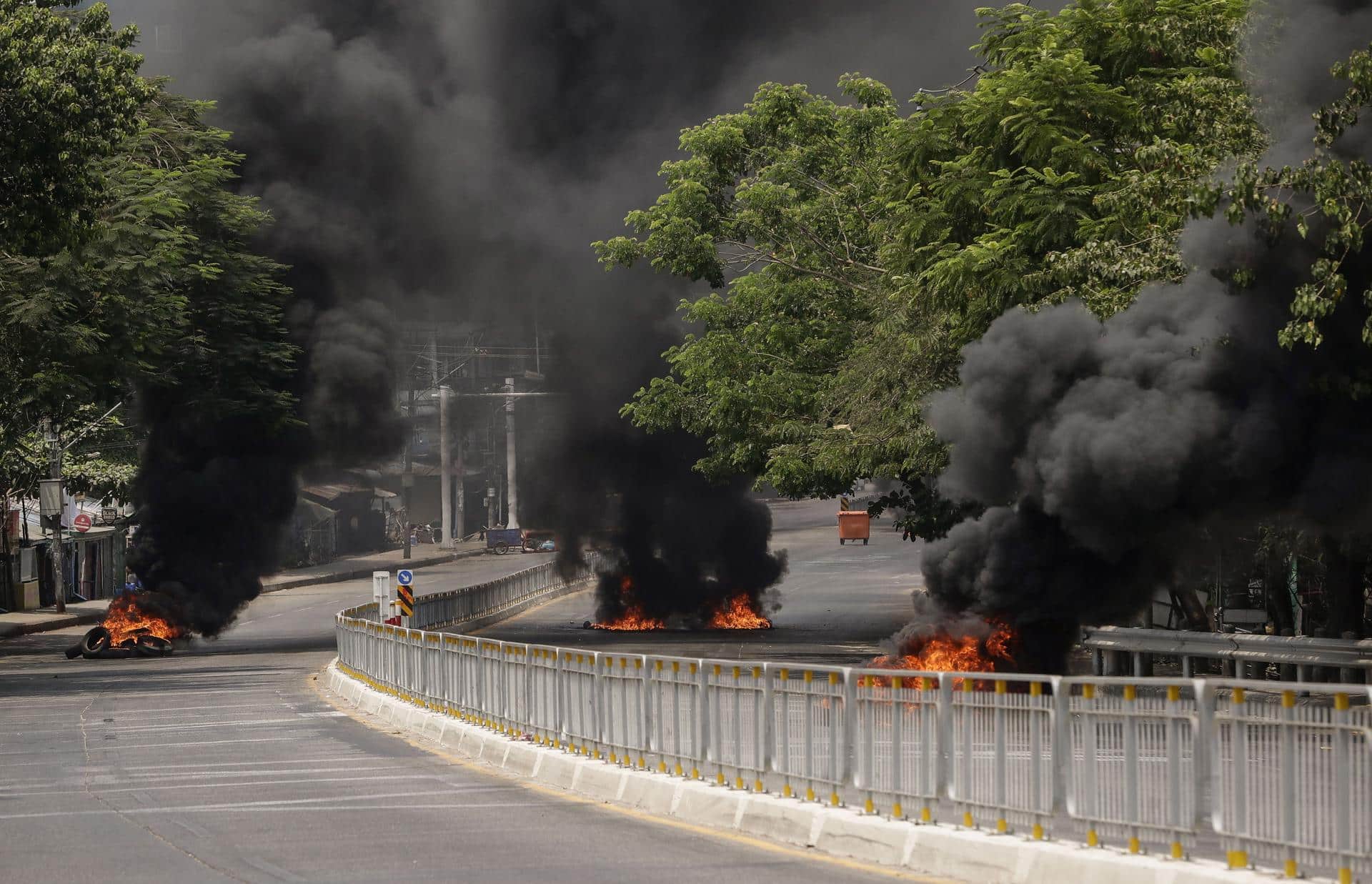 Una fotografía de archivo de unos neumáticos ardiendo en una protesta tras el golpe de Estado de 2021 en Birmania (Myanmar). EFE/EPA/STRINGER ATTENTION: This Image is part of a PHOTO SET[ATTENTION: This Image is part of a PHOTO SET]