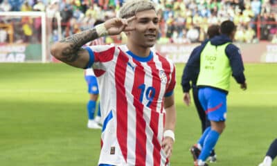 El paraguayo Julio Enciso celebra su gol ante Bolivia, en el partido de las eliminatorias sudamericanas para el Mundial de 2026 disputado en el estadio Municipal de El Alto (Bolivia). EFE/ Jorge Abrego