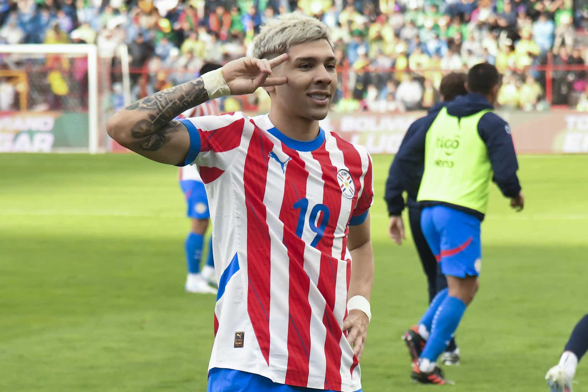 El paraguayo Julio Enciso celebra su gol ante Bolivia, en el partido de las eliminatorias sudamericanas para el Mundial de 2026 disputado en el estadio Municipal de El Alto (Bolivia). EFE/ Jorge Abrego