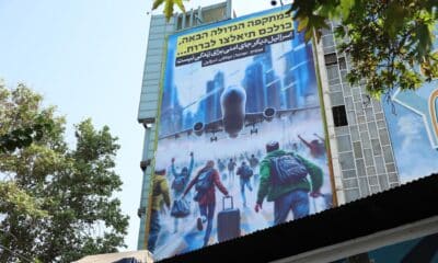 Fotografía de archivo de un cartel antiisraelí con la frase en persa y hebreo: "Israel ya no es un lugar seguro para vivir" en la Plaza Palestina en Teherán, Irán, el 16 de octubre de 2024. EFE/EPA/Abedin Taherkenareh