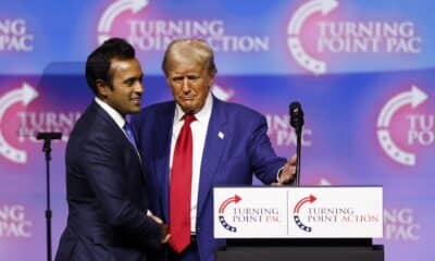 Fotografía de archivo del empresario estadounidense Vivek Ramaswamy (izq.) y el hoy presidente electo de EE.UU., Donald Trump (der.), en un mitin de campaña en Las Vegas, Nevada, EE. UU., el 24 de octubre de 2024.EFE/EPA/Caroline Brehman