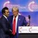 Fotografía de archivo del empresario estadounidense Vivek Ramaswamy (izq.) y el hoy presidente electo de EE.UU., Donald Trump (der.), en un mitin de campaña en Las Vegas, Nevada, EE. UU., el 24 de octubre de 2024.EFE/EPA/Caroline Brehman