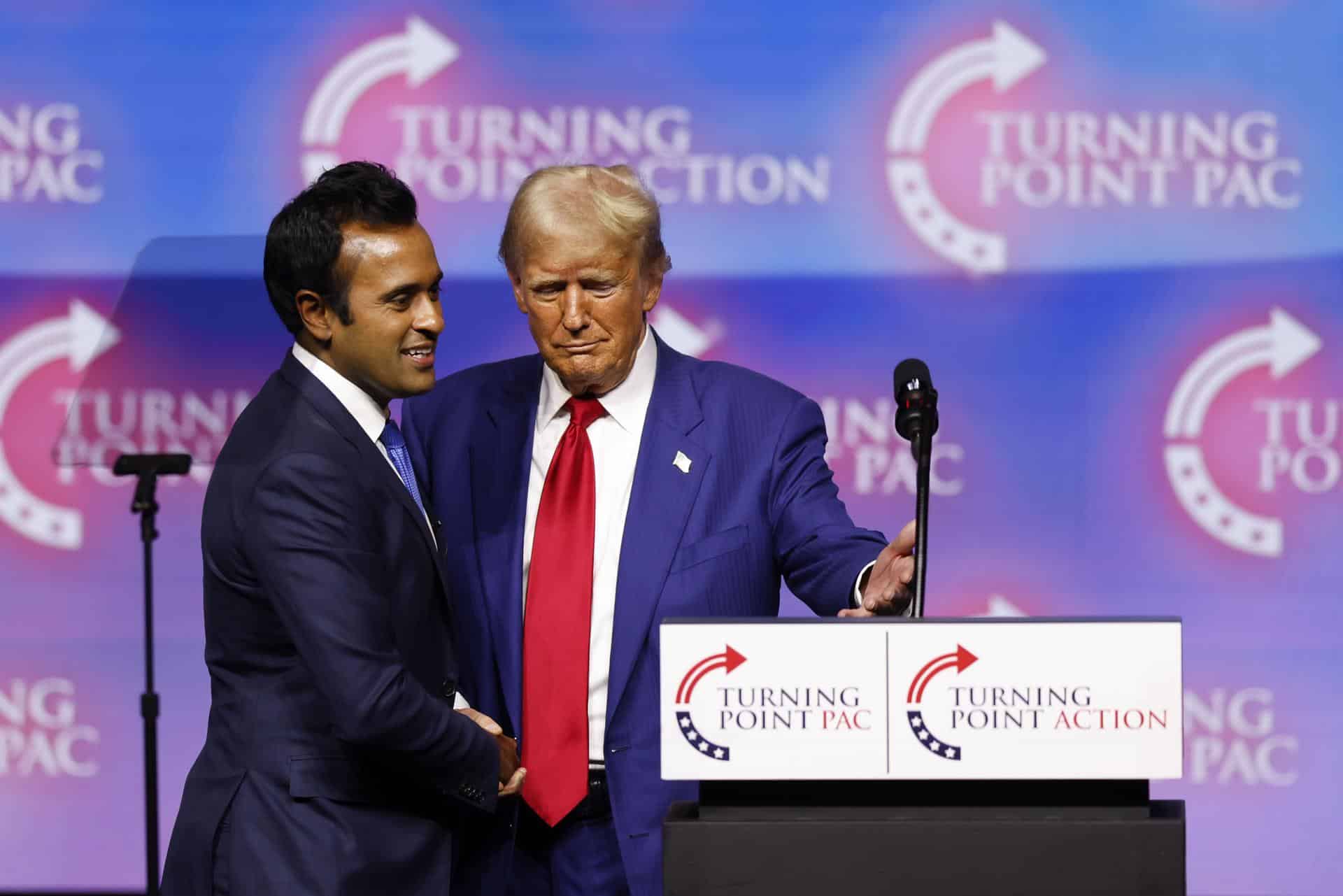 Fotografía de archivo del empresario estadounidense Vivek Ramaswamy (izq.) y el hoy presidente electo de EE.UU., Donald Trump (der.), en un mitin de campaña en Las Vegas, Nevada, EE. UU., el 24 de octubre de 2024.EFE/EPA/Caroline Brehman