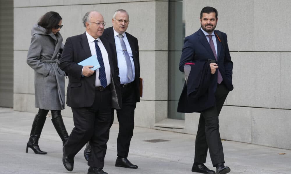 Los abogados de la acusación a su llegada a la Audiencia Nacional en Madrid donde este jueves decalara el empresario Víctor de Aldama declara a petición propia ante el juez por el caso Koldo, que le investiga como presunto líder de la trama de adjudicación de contratos para la compra de mascarillas en plena pandemia. EFE/ Borja Sanchez-Trillo