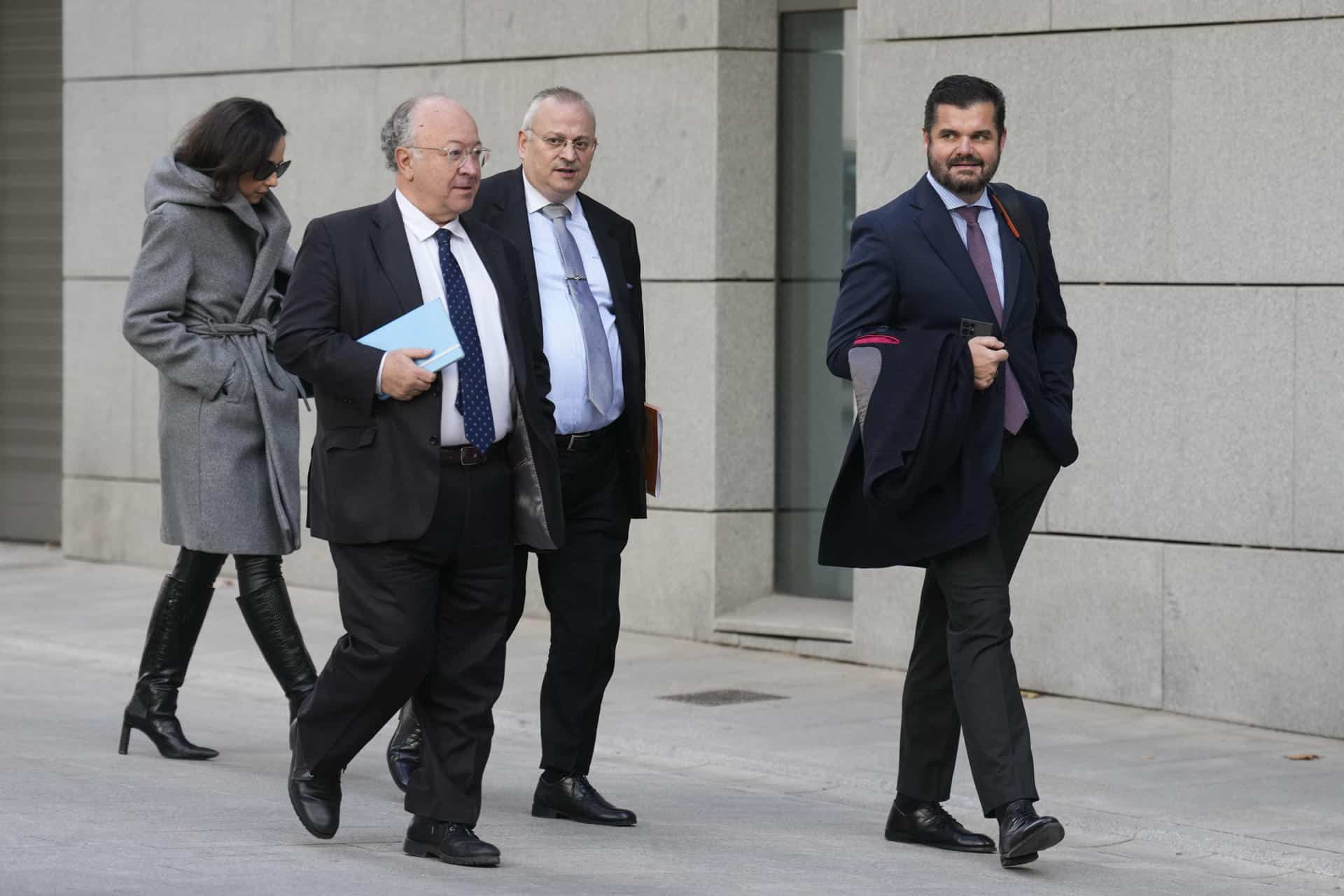 Los abogados de la acusación a su llegada a la Audiencia Nacional en Madrid donde este jueves decalara el empresario Víctor de Aldama declara a petición propia ante el juez por el caso Koldo, que le investiga como presunto líder de la trama de adjudicación de contratos para la compra de mascarillas en plena pandemia. EFE/ Borja Sanchez-Trillo