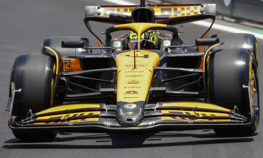 El piloto británico de la escudería McLaren, Lando Norris, participa durante la primera sesión de entrenamientos del Gran Premio de Fórmula Uno de Brasil en el circuito de Interlagos este viernes, en Sao Paulo (Brasil). EFE/ Sebastiao Moreira