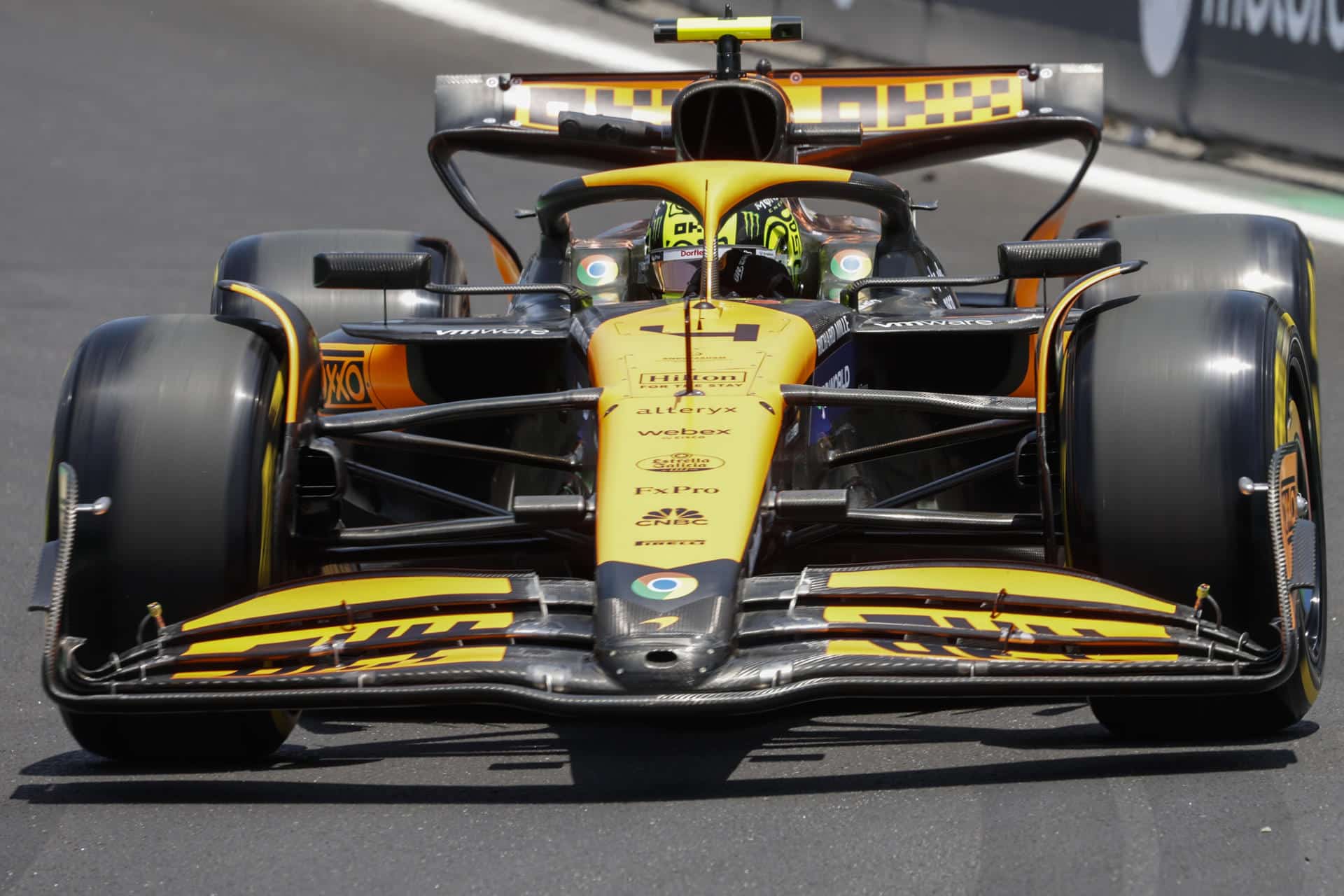 El piloto británico de la escudería McLaren, Lando Norris, participa durante la primera sesión de entrenamientos del Gran Premio de Fórmula Uno de Brasil en el circuito de Interlagos este viernes, en Sao Paulo (Brasil). EFE/ Sebastiao Moreira