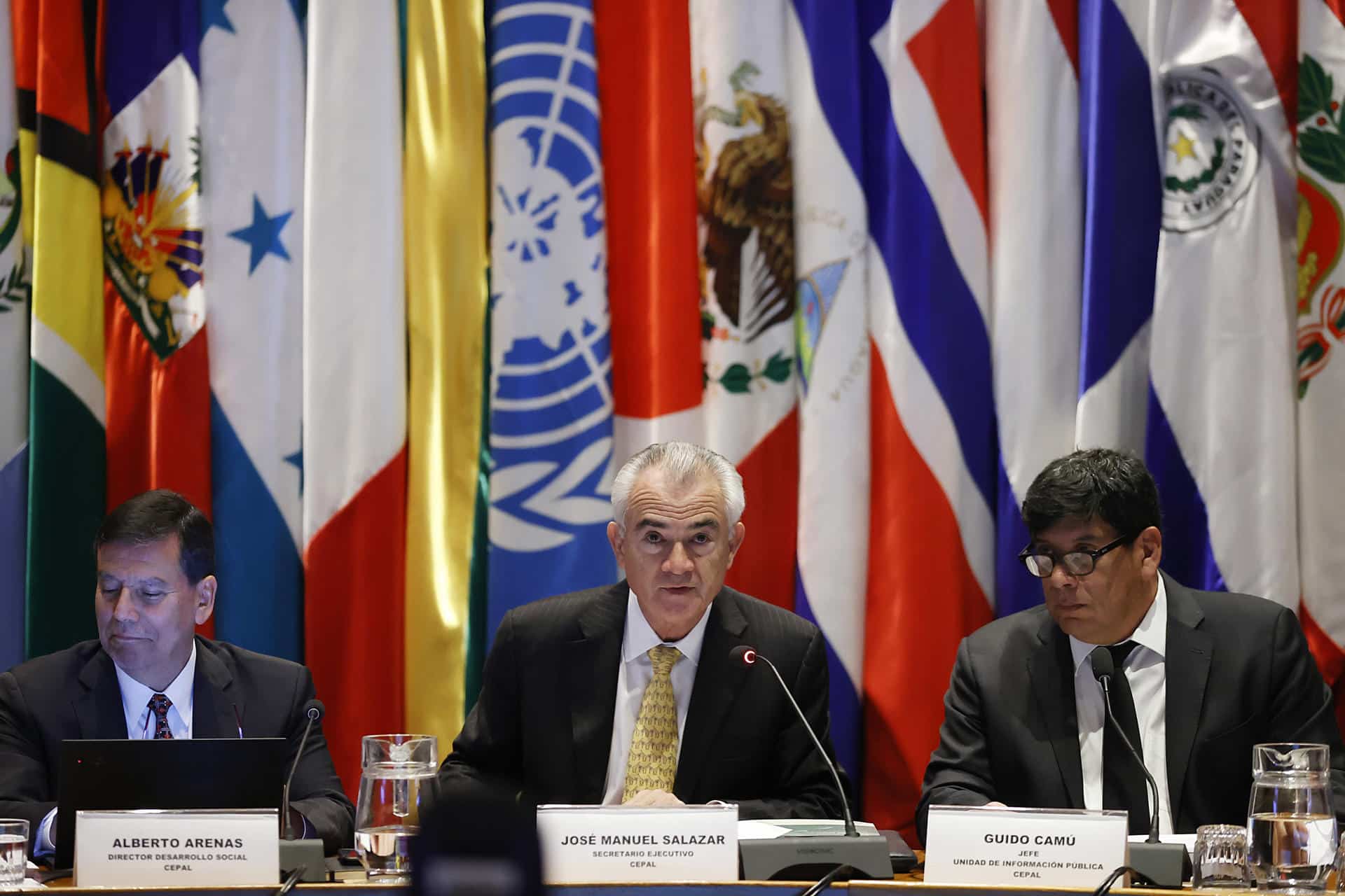 El Secretario Ejecutivo de la Comisión Económica para América Latina y el Caribe (Cepal), José Manuel Salazar-Xirinachs (c), participa durante la entrega del informe anual 'Panorama social de América Latina y el Caribe 2024: desafíos de la protección social no contributiva para avanzar hacia el desarrollo social inclusivo', este martes en Santiago (Chile). EFE/Elvis González