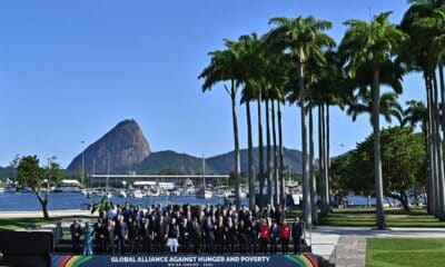 Los jefes de Estado y de Gobierno del G20, posan durante la fotografía oficial. EFE/ Andre Borges