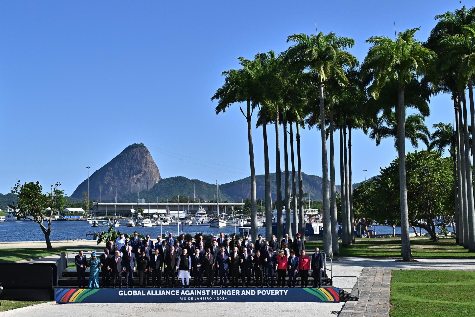 Los jefes de Estado y de Gobierno del G20, posan durante la fotografía oficial. EFE/ Andre Borges